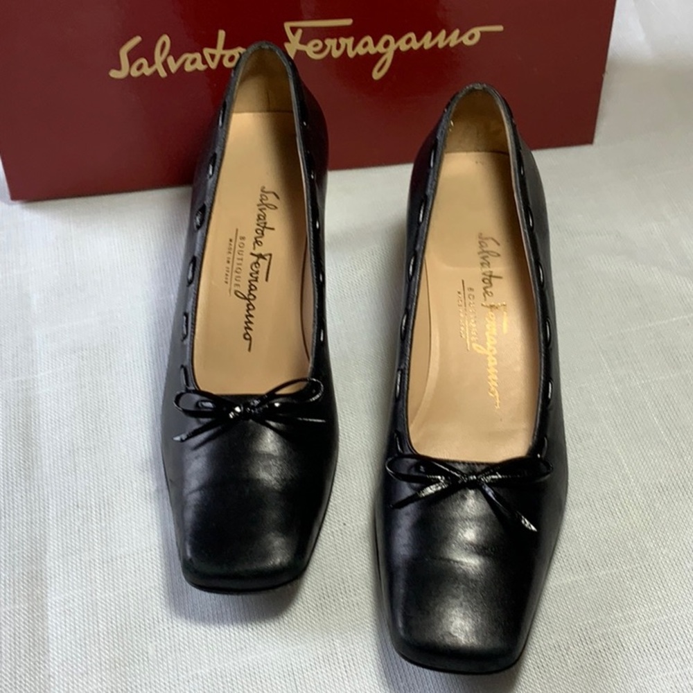 Salvatore Ferragamo Black Pumps size 7.5AAA